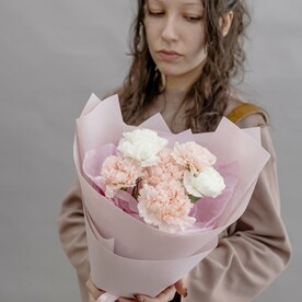 Букет из кружевных диантусов в стильном оформлении