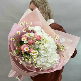 Букет "Летний поцелуй" с гортензией, кустовой пион розой и ромашкой