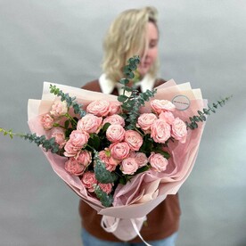 Букет "Про любовь" с кустовыми пион розами и эвкалиптом