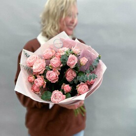 Букет "Клубничное настроение" с кустовой пион розой и эвкалиптом