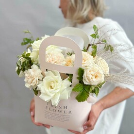 Композиция "Легкое прикосновение" с кустовой розой и малиной