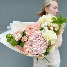 Букет «Самой нежной» с гортензией, кустовыми розами и хризантемами