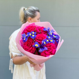 Яркий букет «Фуксия» с малиновыми розами и ирисами