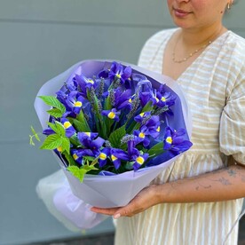 Ароматный букет с ирисами и лавандой