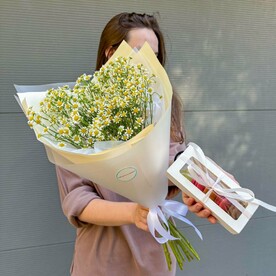 Подарочный набор «Любимке» с букетом матрикарии (ромашек) и пирожными макарон