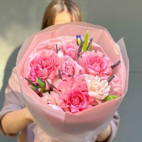 Букет «Принцесса» с кружевными розовыми розами, лавандой и ирисами