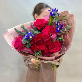 Букет «Барбарис» с яркими красными и малиновыми розами, синими ирисами и пион тюльпаном