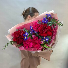 Букет «Барбарис» с кружевными бордовыми и малиновыми розами, синими ирисами и пион тюльпанами