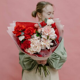 Букет «Яркие чувства» с алыми и розовыми розами, гортензией, кустовой пион розой и эвкалиптом
