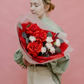 Букет «Моей миледи» с красными французскими розами, диантусами и эвкалиптом