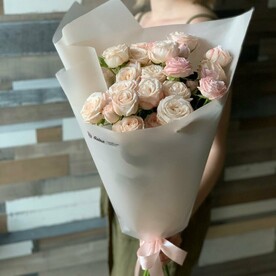 Букет из пионовидных кустовых роз