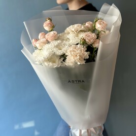 Букет из кустовой розы и диантусов