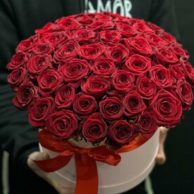 51 красная роза в шляпной коробке "Леди Розы"