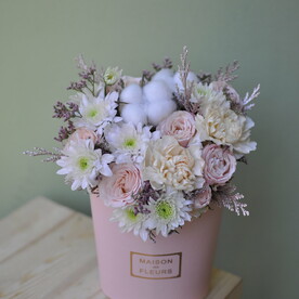 Зефирка "Пудровая нежность" с пионовидной розовой розой и хризантемой