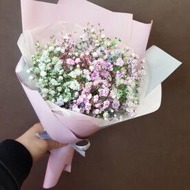 Букетик с радужной гипсофилой