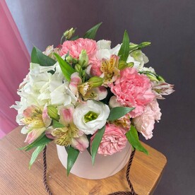 Цветы в розовой коробке «Нежность» с альстромерией и гортензией