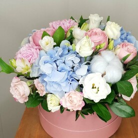 Цветы в коробке. Голубая гортензия и пионовидная роза