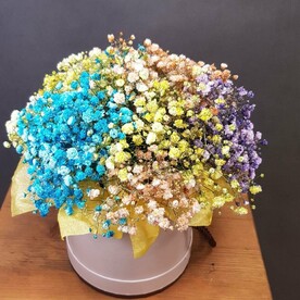 Цветы в пастельной коробке с радужной гипсофилой