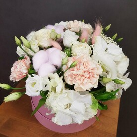 Цветы в розовой коробке. С белой гортензией, розовым хлопком и персиковый диантусом
