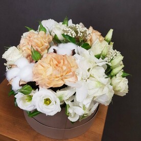 Цветы в коробке. Белая эустома и гортензия, персиковый диантус