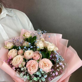 Букет с кустовой пионовидной розой и гипсофилой