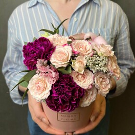 Композиция в розовой коробке, с диантусами, кустовой розой MINI