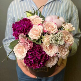 Композиция, цветы в черной коробке MINI с кустовой розой, хлопком, диантусом и эвкалиптом