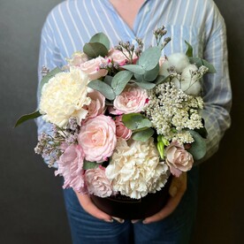 Цветы красивые в черной коробке MAXI, с кустовой розой, диантусом и эвкалиптом