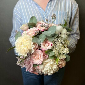 Цветы в белой коробке MAXI, с кустовой розой, диантусом и эвкалиптом