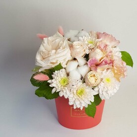 Цветы в коробке, ароматная роза и хлопок