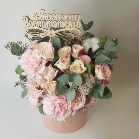 Цветы в коробке розовый диантус и розовая кустовая роза с топером "Любимому воспитателю"