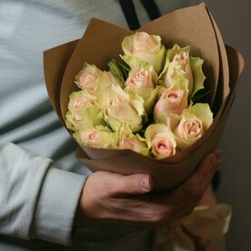 11 нежно-розовых роз в букете