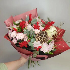 Букет с золотым лотосом, розовой кустовой розой, альстрамерией и красными акцентами