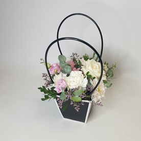 Композиция в сумке с розой Аваланж