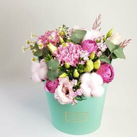 Цветы в мятной коробке с яркими розовыми цветами