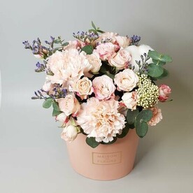 Цветы в розовой коробке. Розовый диантус и кустовая роза, белый хлопок и эвкалипт MAXI