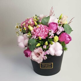 Цветы в черной коробке с ярко розовыми цветами