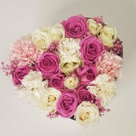 Цветы в коробке "Сердце мамы" розы, диантус и гипсофила.  MAXI  Коробка в форме сердца