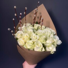 25 белых роз с вербой