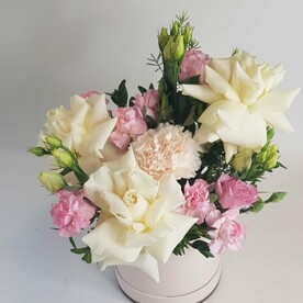 Композиция в шляпной коробке с французскими белыми розами и диантусом "Парижское утро"