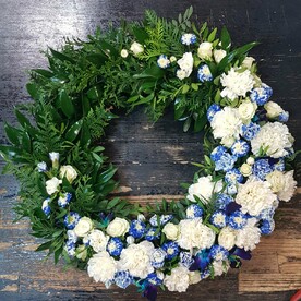 Венок траурный для возложения белый с синим, с живыми цветами, 50см