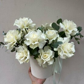 13 французских роз с эвкалиптом