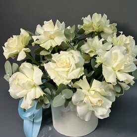 Французские белые розы в коробке, 17 шт