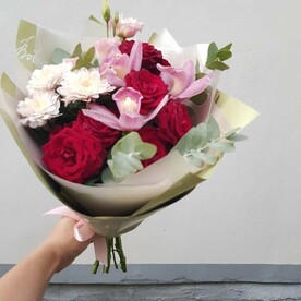 Букет "Танго" , красная кустовая роза, кустовая хризантема и орхидея.