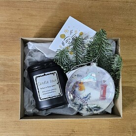Подарочный бокс. Свеча, Игрушка новогодняя, открытка и живая хвоя. Подойдёт даже мужчине.