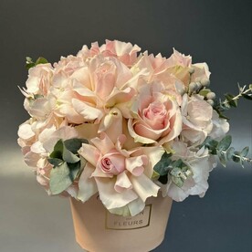 Композиция "Абрикосовый зефир" с розовой французской розой и гортензией MINI