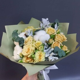 Букет с жёлтой кустовой розой, белыми заснеженными ветками и хлопком "Зимнее солнце"