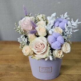 Композиция в коробке с одноголовой пастельной розой Мондиаль, пионовидной кустовой розой и сиреневым хлопком, MAXI.