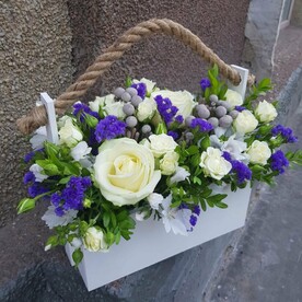 Композиция в ящике "Француженка" с белой розой и синей статицей
