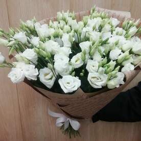 Букет нежной эустомы в крафте